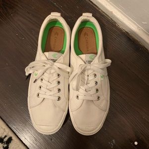 Cariuma Oca Low Off-White Canvas Sneakers